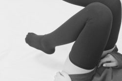 photo de jambes en noir et blanc avec des bas pour la circulation du sang