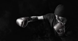 boxeur en train de boxer sur fond noir